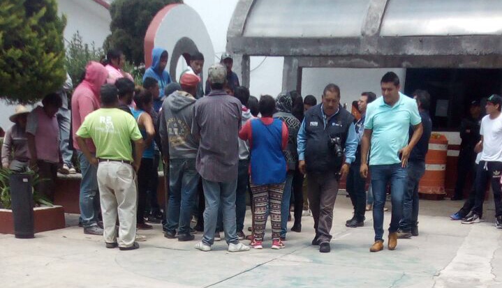 Pobladores toman alcaldía para liberar a huachicoleros